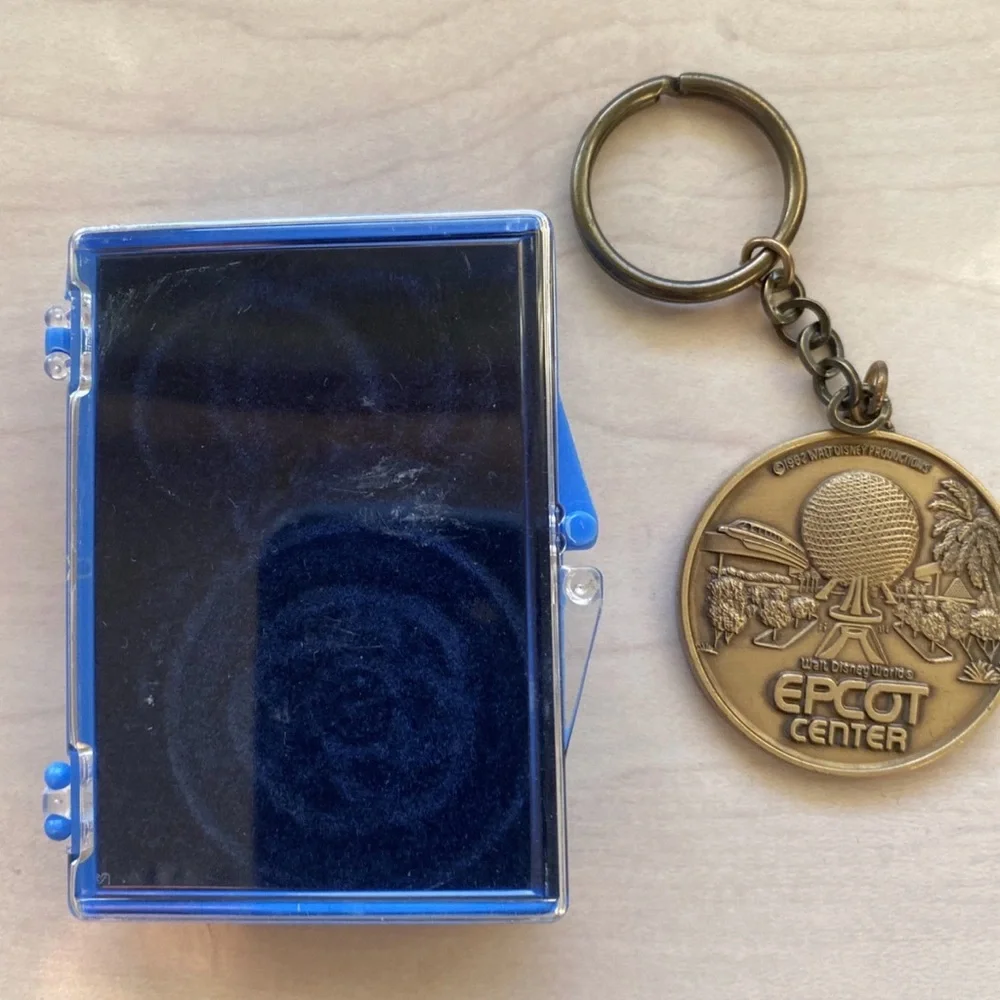 Vintage Gold Epcot Center Keychain in original case - Picture 3 of 6
